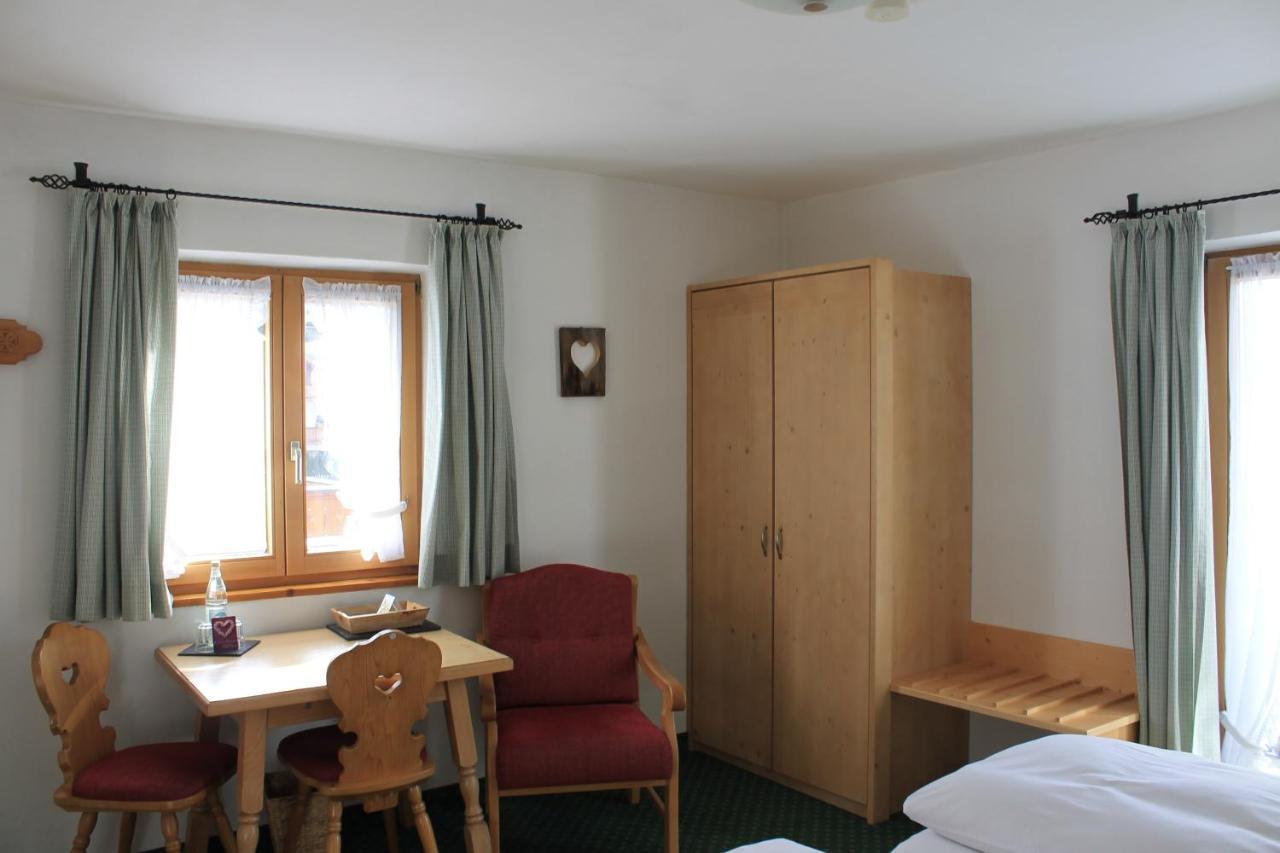 Fruehstueckspension Gaestehaus Zum Weissen Roessl Wallgau Exterior photo