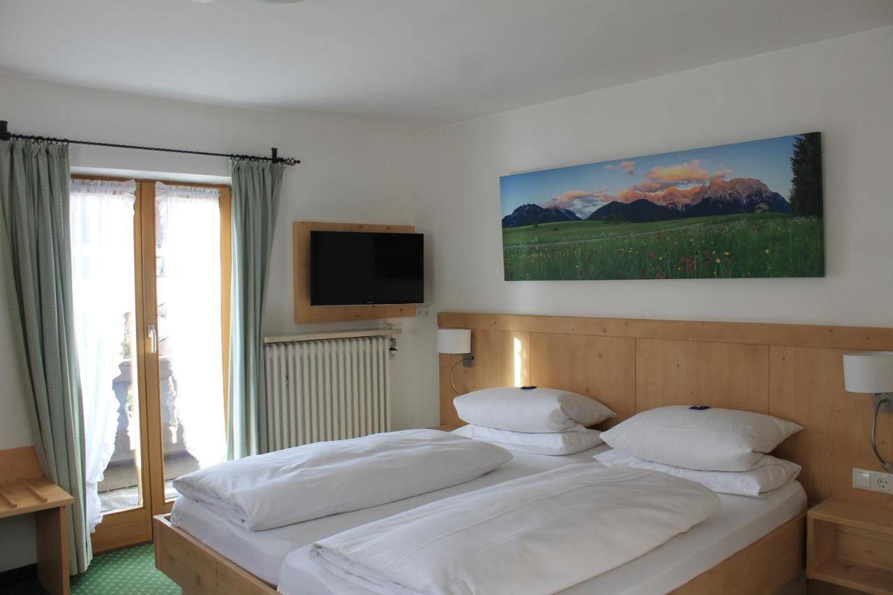 Fruehstueckspension Gaestehaus Zum Weissen Roessl Wallgau Exterior photo